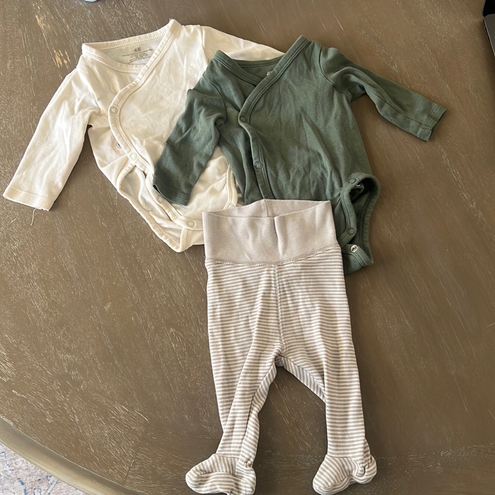 H&M newborn onesie and pants bundle